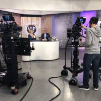 TV Schmuck-Experte David Gilardy mit Moderatorin Clarissa Jungbluth bei HSE24 im Studio
